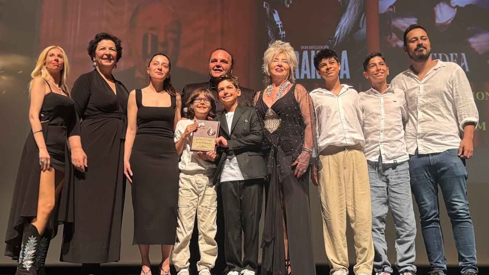 Merve Dizdar und Erdem Kaynarca wurden zu den besten Schauspielern 2025 gewählt