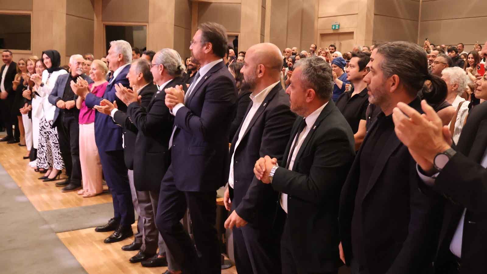 Bewusstsein mit Märchenkriegern Sie räumten Hindernisse mit der Bühne aus.