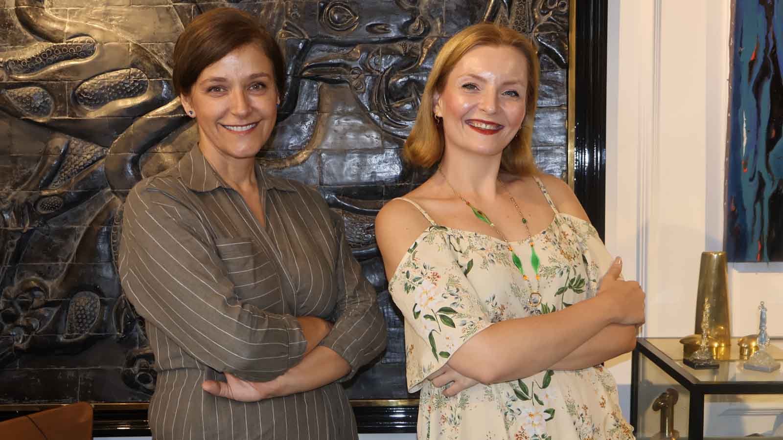 Das Mutter-Kind-Motiv spiegelt sich mit der Motherhood Collection in Glasskulpturen wider