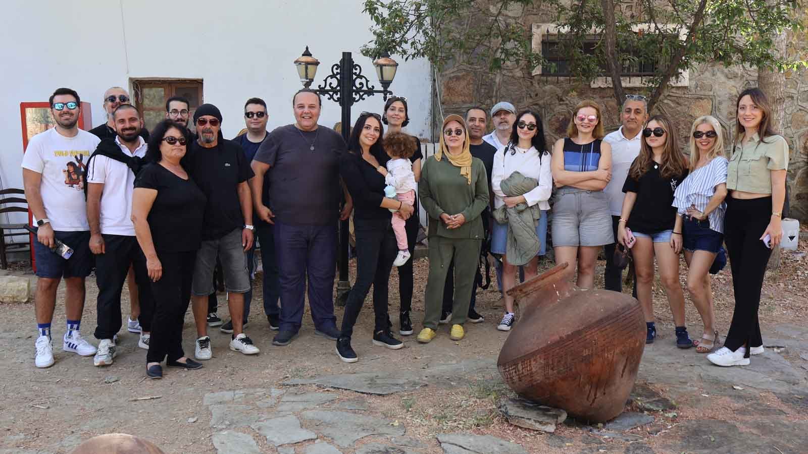 Ihre Eltern tanzten Tango, sie aber ließ auf Gökçeada den Klang des Salsa erklingen.