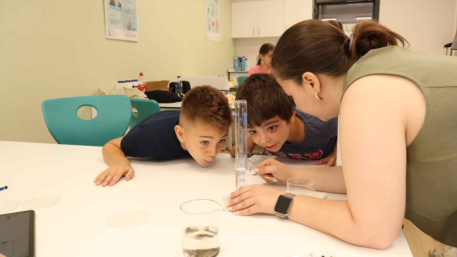 Solarbetriebene Autos, VR-Brillen und Bodenlose Landwirtschaft Die Zukunft der Bildung liegt in EcosySTEM